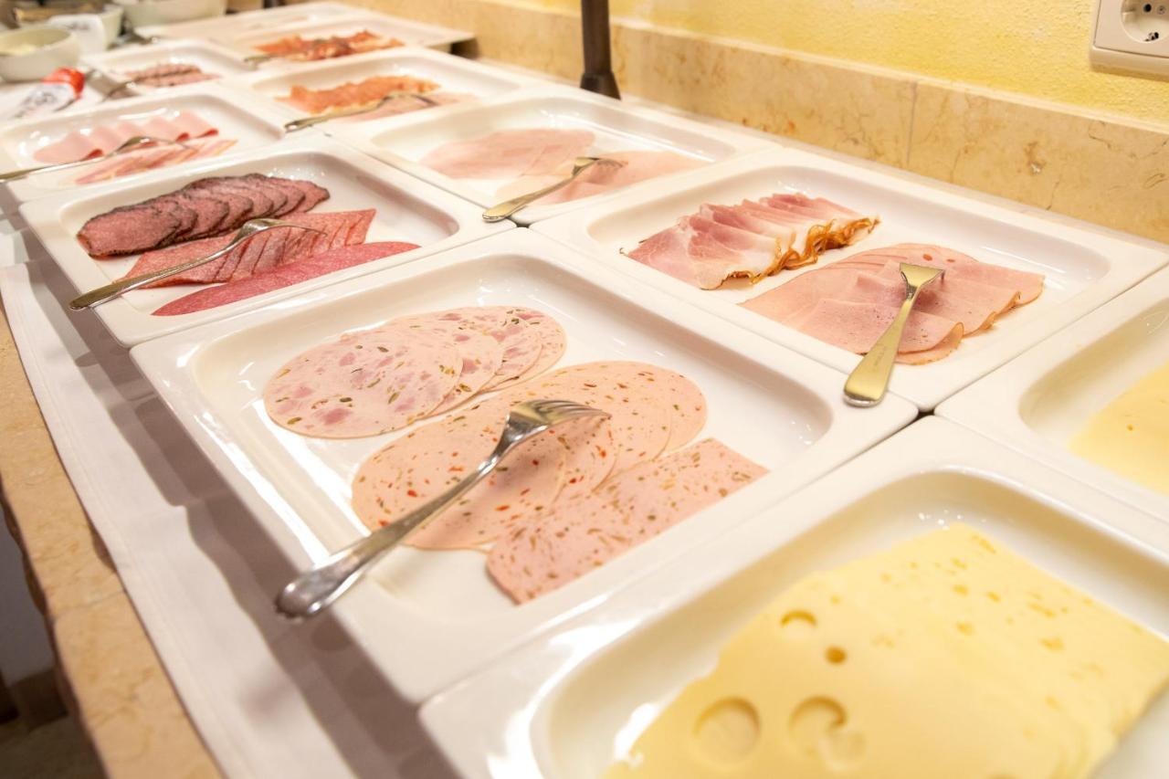 Hotel Pension Sonnleiten ทักซ์ ภายนอก รูปภาพ